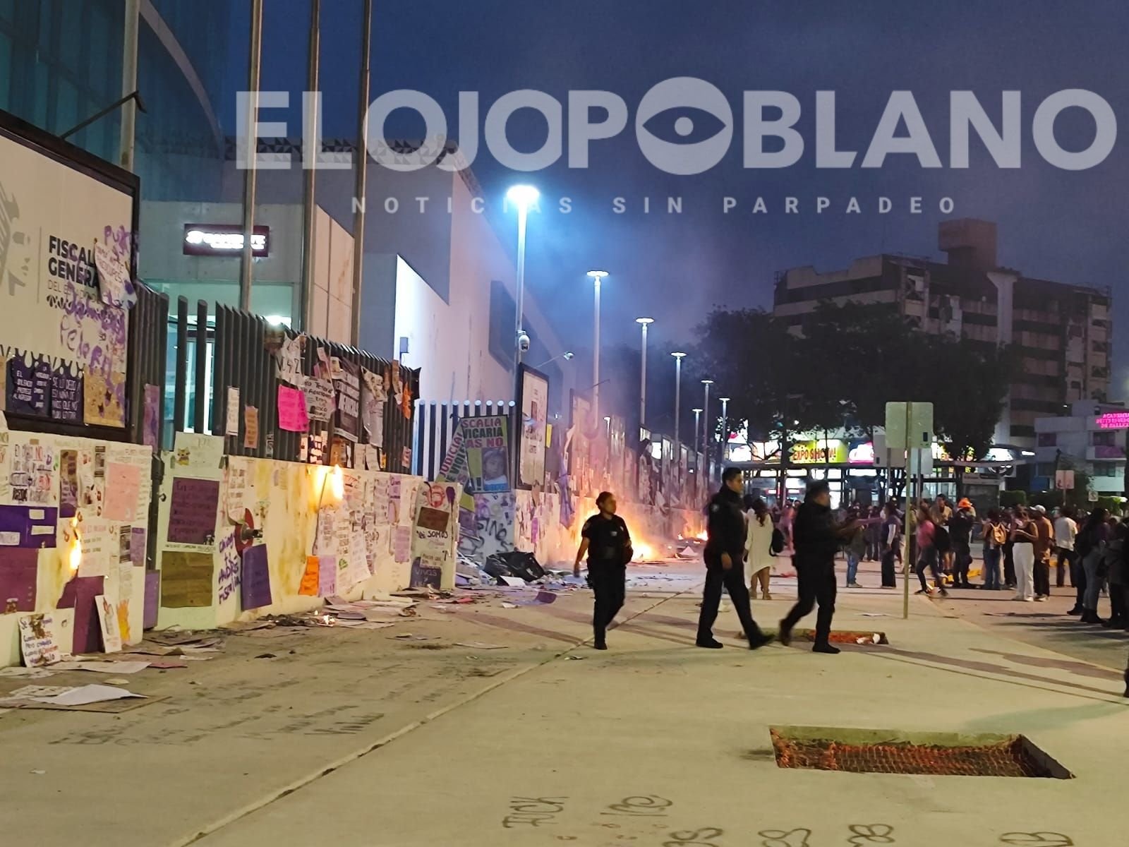 8M, feministas grafitean inmuebles e incendian la Fiscalía