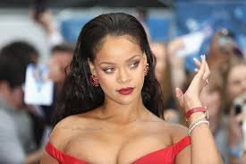 Plomean casa de Rihanna mientras ella estaba dentro