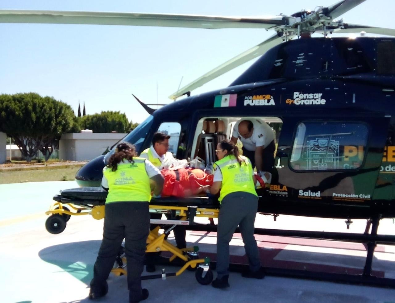 Ambulancia aérea salva vida de mujer y su bebé, de Zacatlán a la Capital.